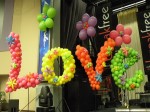 надпись из воздушных шаров LOVE люблю