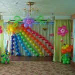 оформление шарами зала в детском саду, солцдне, радуга, цветы из шаров