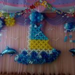 оформление зала шарами, солнце, тучки, дельфины, корабль