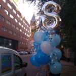 связка шаров на день рождения, цифра 8 лет, шарики голубые, синие, прозрачные с конфетти