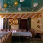 украшение зала шарами на 50 лет, гирлянда под потолок, цифра 50, шарики под потолок, цвет белый, золото