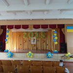 украшение сцены актового зала, цифры 2015, цветы, фонтаны из шаров