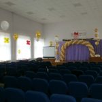 украшение актового зала шарами, арка, цветы, шар сюрприз