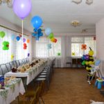 украшение зала шарами, цветы из шаров, пчелка с цветами