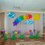 оформление шарами зала в детском садике, солнце, тучки, клумбы с цветами из шаров