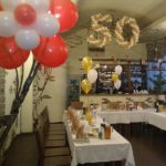 оформление зала шарами на юбилей 50 лет, цифра 50 из шаров, фонтаны из гелевых шаров на стол, цвет из шаров
