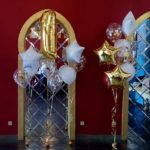 украшение зала шарами на детский день рождения, цифра один, фонтаны из гелиевых шаров на пол, звезды, прозрачные шары с конфетти