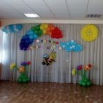 оформление шарами зала в детском садике, пчелка, солнце, тучки, клумбы с цветами из шаров