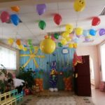 украшение зала шарами, кролик с цветами, цветы на стойках, шар сюрприз, гелиевые шарики под потолком