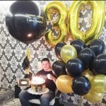 украшение квартиры шарами, цифра 30, золотые и черные шары, большой черный шар с надписью