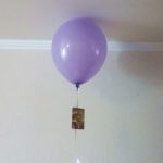 шарик надутый гелием 25см в диаметре свободно поднимает банковскую пластиковую карту