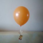 гелиевый шарик 30см опускается под весом двух пластиковых карт