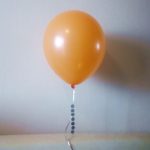 гелиевый шарик 30см опускается под весом 10,5 граммов